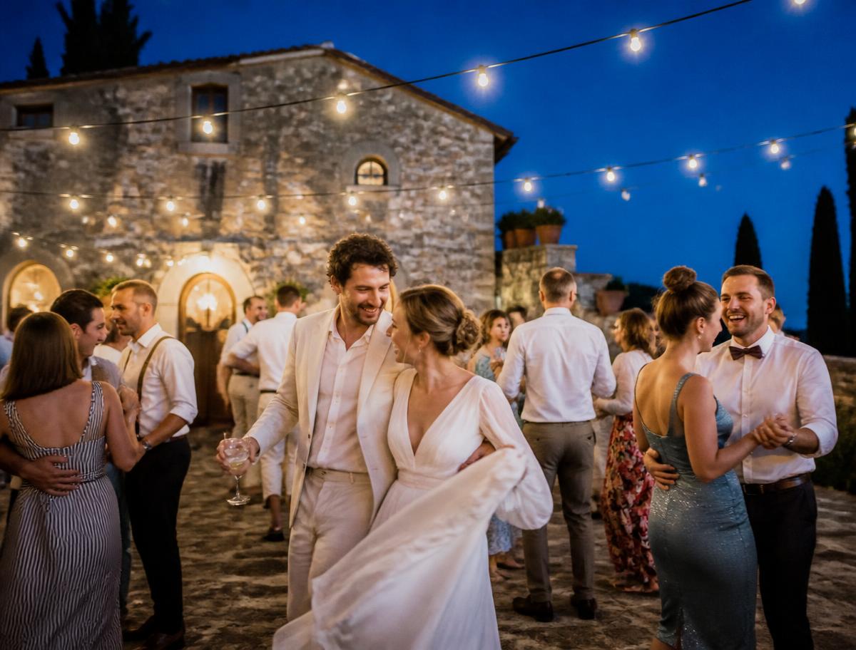 Festa di matrimonio nella corte illuminata
